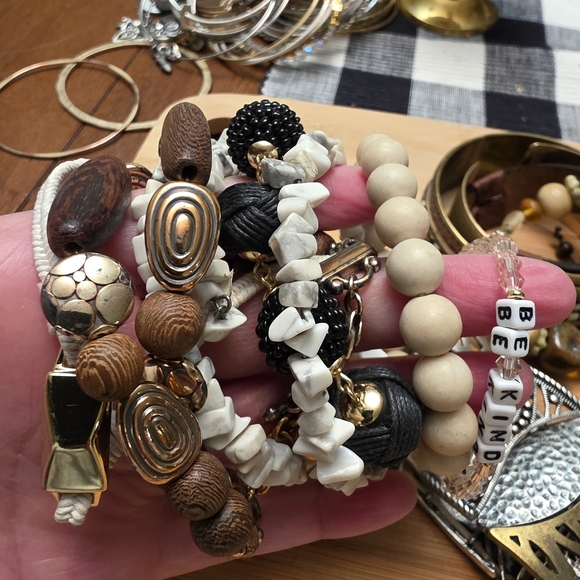 Over 70 Bevy Of Bracelets Cuffs Bangles Clasp Stretch Bracelet Lot Bundle Estate - Picture 9 of 16